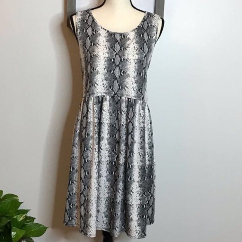 ENTRO • SIZE: XL • SLEEVELESS SNAKE SKIN PRINT DRESS
